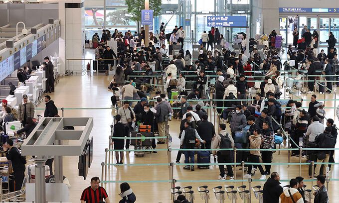 본격적인 설 연휴에 들어선 27일 인천국제공항 제1터미털 출국장이 이용객으로 붐비고 있다. 연합뉴스
