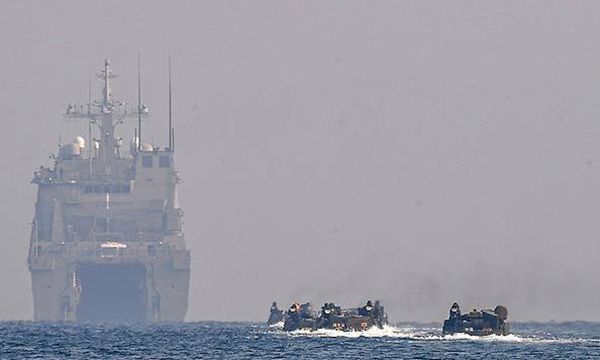 지난 21일 경북 포항시 남구 동해면 해안에서 해병대 1사단 상륙장갑차대대가 해군 노적봉함(LST-689)과 함께 상륙기회훈련을 실시하고 있다. 연합뉴스