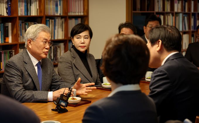 문재인 전 대통령이 30일 경남 양산시 평산마을에서 이재명 더불어민주당 대표를 만나 대화를 나누고 있다. 더불어민주당 제공