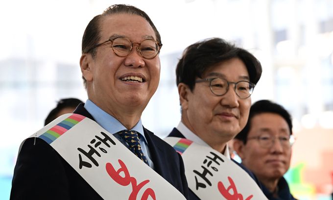 국민의힘 권영세 비상대책위원장, 권성동 원내대표가 지난 24일 서울역에서 설 귀성 인사를 하고 있다. 공동취재사진