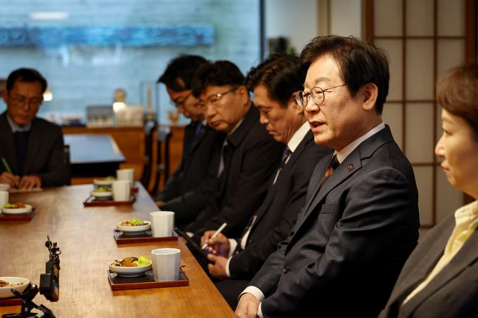 이재명 더불어민주당 대표가 30일 경남 양산시 평산마을에서 문재인 전 대통령을 예방해 대화를 나누고 있다. 더불어민주당 제공