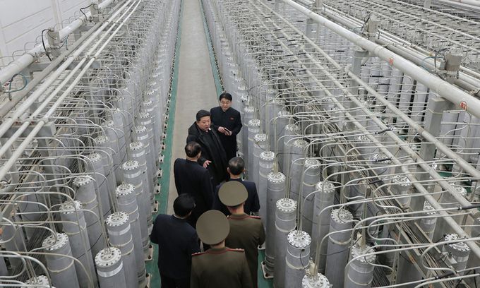 핵 생산시설 시찰 북한 노동당 기관지인 노동신문은 29일 김정은 국무위원장이 핵물질 생산기지와 핵무기 연구소를 현지지도했다고 보도했다. 노동신문은 김 위원장이 수행원들의 안내를 받으며 시설 내부를 둘러보는 사진을 함께 공개했지만 구체적인 방문 날짜와 소재지는 밝히지 않았다. 뉴스1