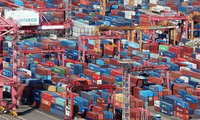 부산 남구 감만부두 야적장에 컨테이너가 가득 쌓여 있다. 뉴시스