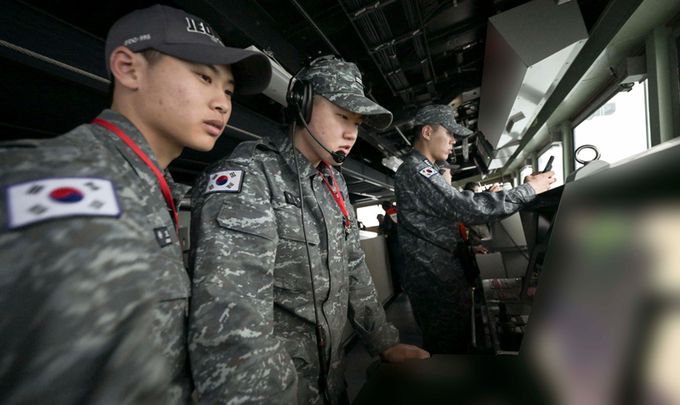 정조대왕함 함교에서 승조원들이 임무를 수행하고 있다. 해군 제공