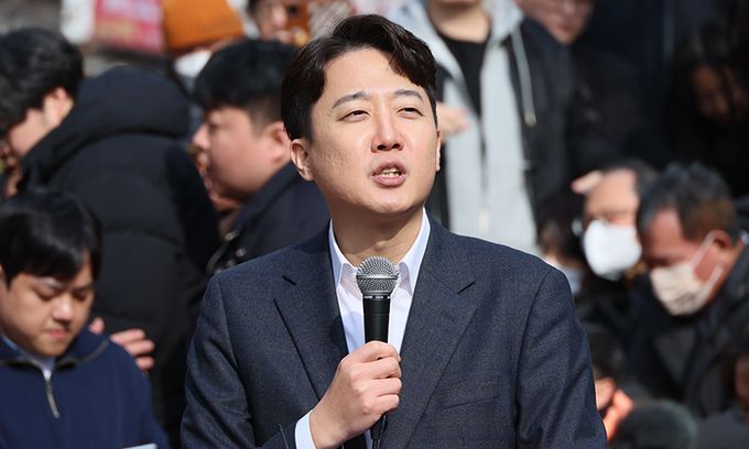 개혁신당 이준석 의원이 2일 서울 마포구 홍대 레드로드 버스킹거리에서 정치 현안 관련 기자회견을 하고 있다. 연합뉴스