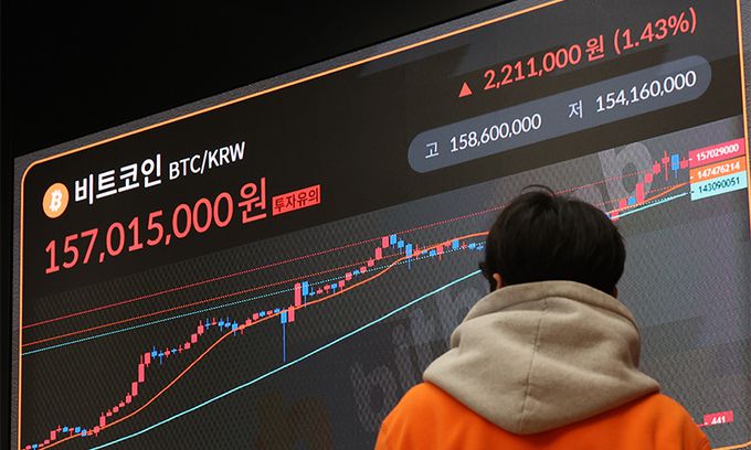 지난 1월 22일 서울 서초구 빗썸라운지 강남점에 가상화폐 실시간 거래 가격이 표시되고 있다. 연합뉴스