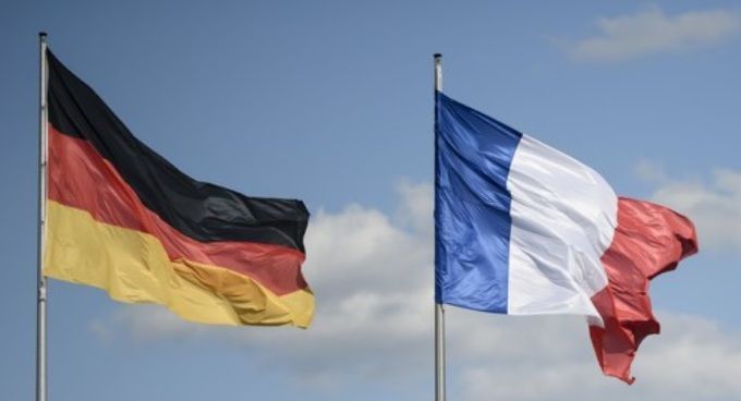 독일 국기(왼쪽)와 프랑스 국기가 나란히 나부끼고 있다. EPA연합뉴스
