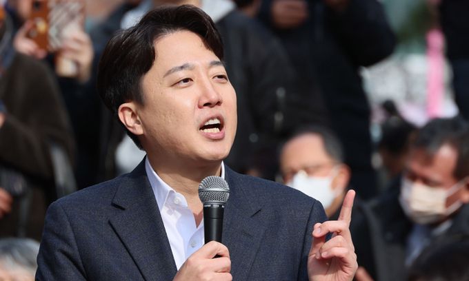 개혁신당 이준석 의원이 2일 서울 마포구 홍대 레드로드 버스킹거리에서 정치 현안 관련 기자회견을 하고 있다. 연합뉴스