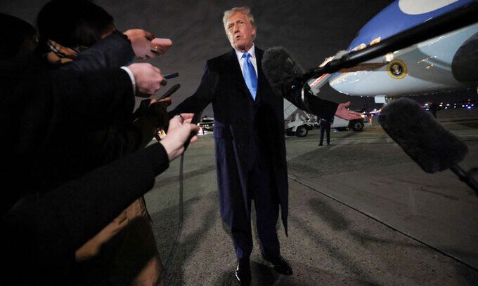 폭주하는 ‘트럼프의 입’ 도널드 트럼프 미국 대통령이 2일(현지시간) 워싱턴 인근 앤드루스공항에서 기자들과 만나 유럽연합(EU)에 대한 관세 부과 계획에 대해 말하고 있다. 워싱턴=로이터연합뉴스