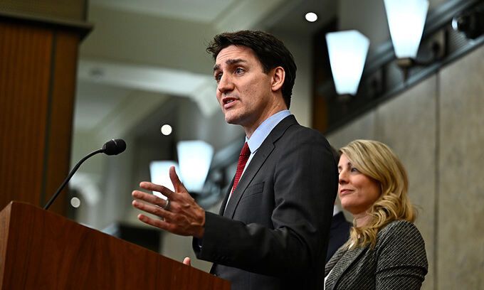 지난 1일(현지시각) 쥐스탱 트뤼도 캐나다 총리가 캐나다 오타와에서 도널드 트럼프 미 대통령이 캐나다, 멕시코, 중국을 상대로 높은 관세를 부과한 것과 관련해 연설하고 있다. AP뉴시스