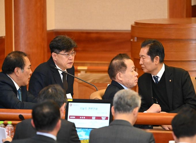 정청래 국회 탄핵소추위원장이 4일 서울 종로구 헌법재판소 대심판정에서 열린 윤석열 대통령 탄핵 심판 5차 변론에서 변호인단과 대화하고 있다. 뉴시스