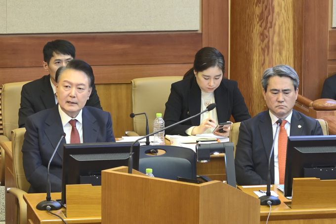 윤석열 대통령이 4일 서울 종로구 헌법재판소에서 열린 본인의 탄핵심판 5차 변론에 피청구인으로 출석해 발언하고 있다. 헌법재판소 제공