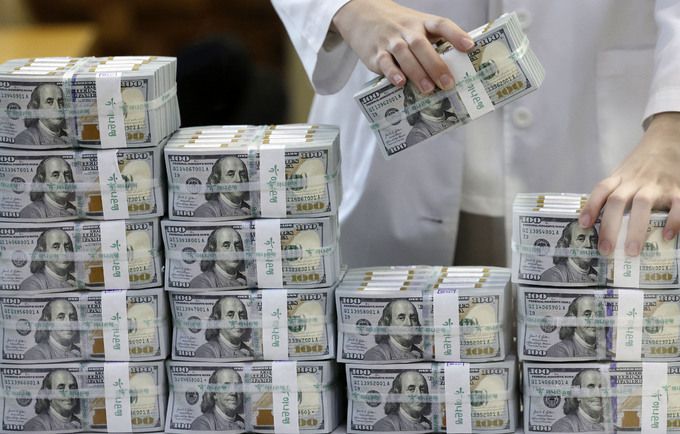 5일 서울 중구 하나은행 위변조대응센터에서 직원이 달러를 정리하고 있다. 뉴시스