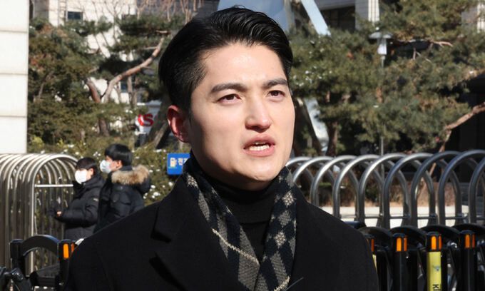 은평구에서 발생한 일본도 살인사건 유가족 측 남언호 변호사가 7일 오후 서울 마포구 서부지법에서 열린 일본도 살인사건 선고 공판에 출석하며 법원에 피의자 백 씨에 대한 사형 선고를 촉구하고 있다. 뉴스1