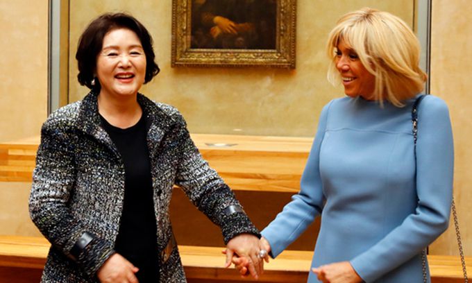 2018년 프랑스 국빈 방문 당시 문재인 대통령 부인 김정숙 여사와 에마뉘엘 마크롱 대통령의 부인 브리지트 마크롱 여사가 프랑스 파리 루브르박물관 모나리자 앞에서 기념촬영하고 있다. 파리(프랑스)=뉴시스