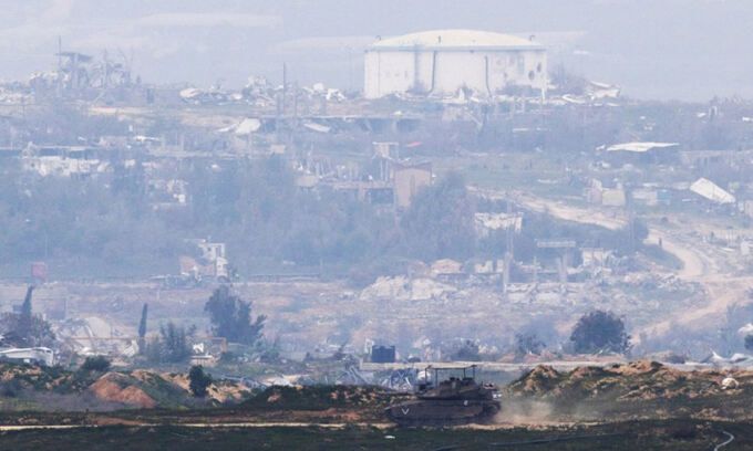 이스라엘과 팔레스타인 무장정파 하마스가 휴전에 합의한 가운데 5일(현지시간) 가자지구에서 탱크가 이동하고 있다. 로이터=뉴스1