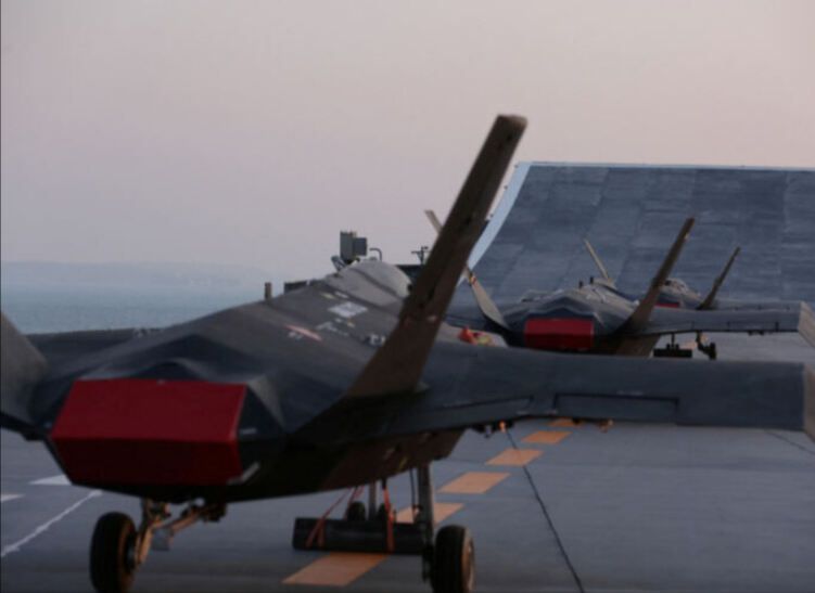 이란 혁명수비대(IRGC)가 6일(현지시간) 공개한 드론 항공모함 샤히드 바게리의 갑판 위에 무인기 카헤르-313이 보인다. IRGC·AFP연합뉴스