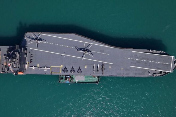 이란 혁명수비대(IRGC)가 6일(현지시간) 공개한 드론 항공모함 ‘샤히드 바게리’, 드론 60여대를 실을 수 있는 것으로 알려져 있다. IRGC·AFP연합뉴스