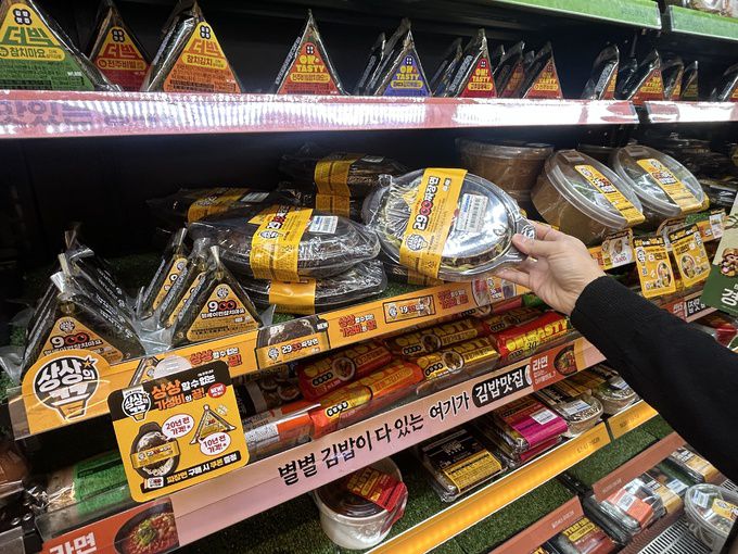 이마트24가 이달 출시한 900원짜리 삼각김밥과 2900원짜리 짜장면이 진열대에 진열돼 있다.