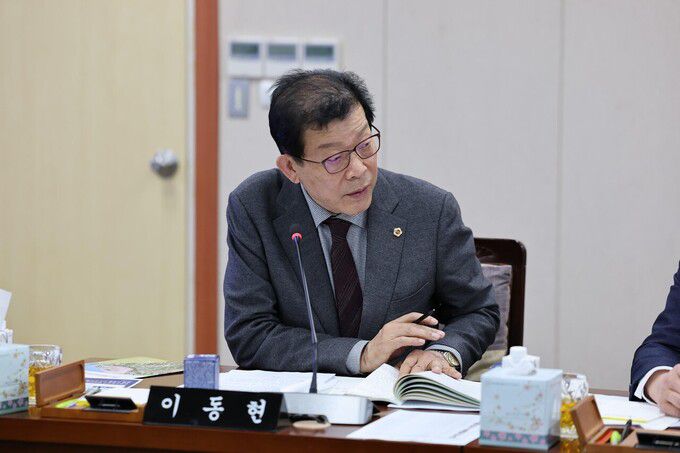 전남도의회 이동현 의원이 지난 5일 전남도 업무보고에서 쓴맛 현상이 발생한 보성 꼬막에 대한 원인 조사와 신속 대응을 촉구하고 있다. 전남도의회 제공