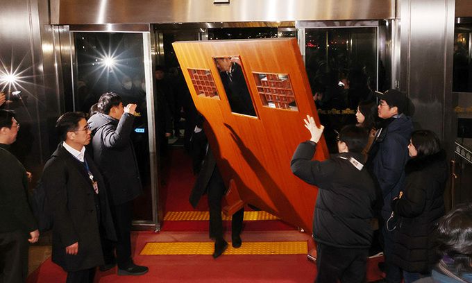 윤석열 대통령이 2024년 12월 3일 밤 비상계엄을 선포한 가운데 4일 자정께 국회 직원들이 계엄군의 국회 본관 진입을 막고 있다. 연합뉴스