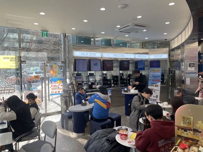 지난 6일 오후 서울시 강남구 GS25 DXLAB점에서 시민들이 점심 식사를 하고 있다.