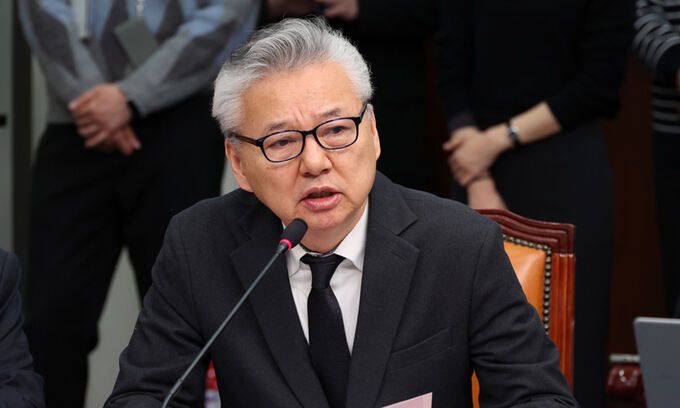 김현종 더불어민주당 외교안보 보좌관이 7일 오전 서울 여의도 국회에서 최고위원회의에 앞서 열린 임명식에서 소회를 밝히고 있다. 왼쪽은 이재명 대표. 뉴시스