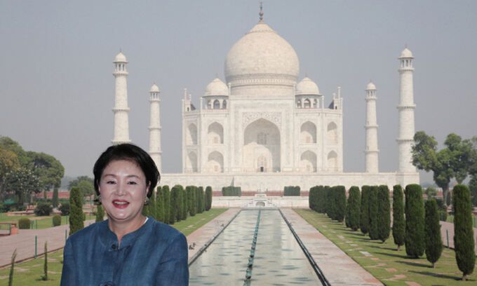 2018년 11월7일 당시 모디 인도 총리의 공식 초청으로 인도를 방문 중인 문재인 대통령 부인 김정숙 여사가 인도 우타르프라데시 주 아그라의 타지마할을 방문해 기념촬영을 하고 있다. 연합뉴스