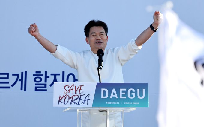 전한길 한국사 강사가 8일 대구 동구 동대구역 광장에서 열린 세이브코리아 국가비상기도회 ‘윤석열 대통령 탄핵 반대 집회'에서 발언을 하고 있다.   뉴시스