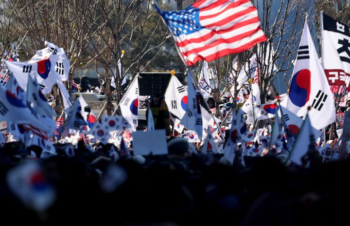 지난 8일 대구 동구 동대구역 광장에서 열린 세이브코리아 국가비상기도회 '윤석열 대통령 탄핵 반대 집회'에서 참가자들이 구호를 외치고 있다.   뉴시스
