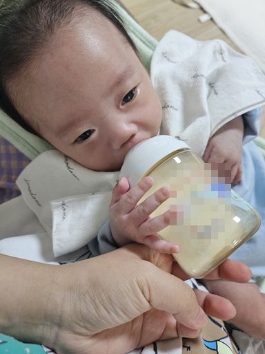 8일 건강하게 자란 새찬이가 분유를 먹고 있다. 사공혜란씨 제공