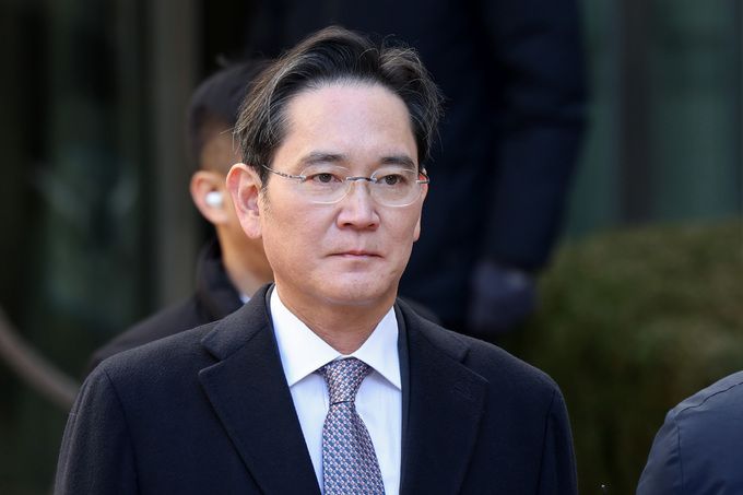 이재용 삼성전자 회장이 지난 3일 오후 서초구 서울고법에서 열린 그룹 경영권 승계 관련 부당합병·회계부정 의혹 항소심 선고공판에서 무죄 판결을 받은 뒤 법원을 나서고 있다.    연합뉴스