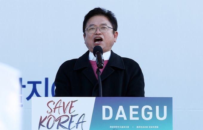 이철우 경북도지사가 8일 동대구역 광장에서 열린 국가비상기도회에서 무대 위에 올라 애국가를 제창하고 있다. 연합뉴스