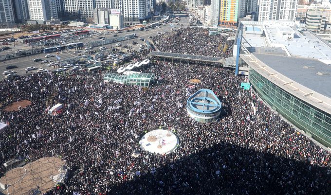 꽉 찬 광장 8일 대구 동구 동대구역광장이 개신교 단체 세이브코리아가 주최한 ‘윤석열 대통령 탄핵 반대 집회’ 참가자들로 발 디딜 틈 없이 북적이고 있다. 대구=뉴시스