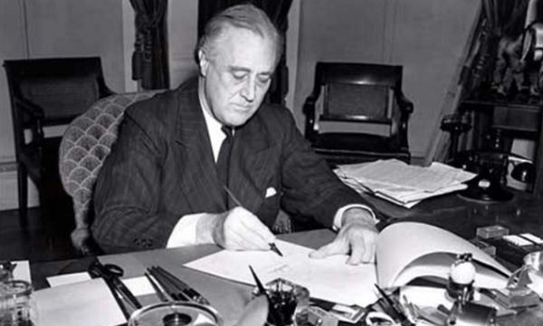 제2차 세계대전 도중인 1941년 3월11일 프랭클린 루스벨트 당시 미국 대통령이 의회를 통과한 무기대여법안에 서명하고 있다. 이에 따라 미국은 함께 나치 독일에 맞서 싸우는 영국, 소련(현 러시아) 등 연합국에 무기를 무한정 공급할 수 있게 되었다. 세계일보 자료사진