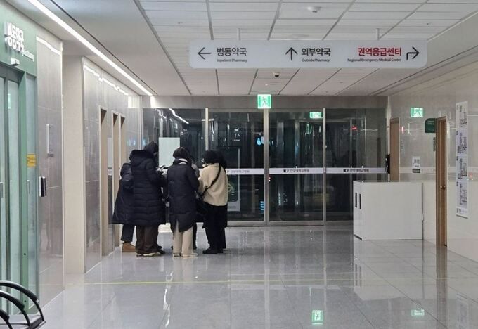 10일 오후 대전의 한 초등학교에서 교사가 휘두른 흉기에 숨진 8살 학생이 이송된 대학병원 응급실. 대전=뉴스1