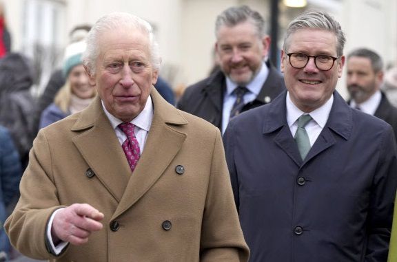 찰스 3세 영국 국왕(왼쪽)이 10일(현지시간) 키어 스타머 총리와 함께 잉글랜드 남서부의 난슬레단 주택 단지를 방문해 대화를 나누고 있다. 국왕의 정치 개입이 금지된 입헌군주제 국가인 영국에서 국왕이 참석하는 왕실 행사에 정부 수반인 총리가 함께한 것은 매우 이례적이다. AP연합뉴스