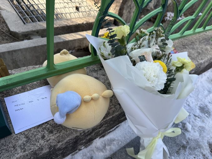 11일 오전 초등생 1학년 여아가 살해당한 대전 서구 한 초등학교에 시민들이 두고 간 편지와 국화꽃이 놓여 있다. 강은선 기자