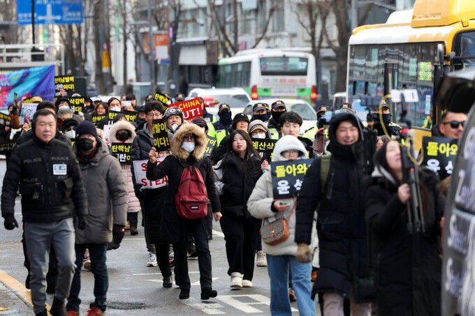 지난 8일 오후 광주광역시 동구 금남로 일대에서 열린 윤석열 대통령 탄핵 반대 집회에서 참가자들이 탄핵 반대 거리 행진을 하고 있다. 연합뉴스