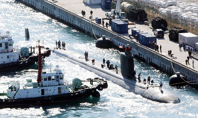 김정은 보란 듯… 美 핵잠수함 국내 입항 미 해군 로스앤젤레스급 핵추진잠수함(SSN) ‘알렉산드리아함’이 10일 오전 부산 남구 해군작전사령부 부산작전기지에 입항하고 있다. 국내에 처음 입항하는 이 잠수함은 길이 110m, 폭 10m, 승조원 140여명이며, 수중에서 시속 45㎞ 이상 속도로 항해할 수 있는 것으로 알려졌다. 부산=뉴시스