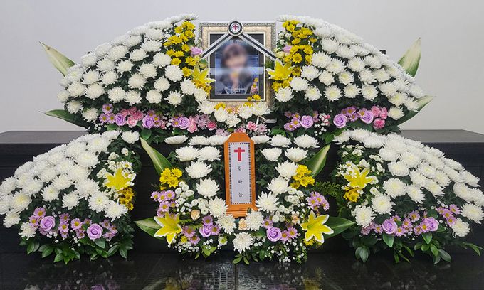11일 교사가 휘두른 흉기에 찔려 숨진 김하늘양의 시신이 안장돼 있는 대전 서구 건양대병원병원 장례식장 빈소에 고인의 명복을 비는 조화와 김 양의 영정이 놓여 있다. 뉴시스