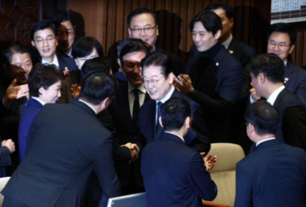 더불어민주당 이재명 대표가 지난 10일 국회 본회의장에서 교섭단체 대표연설을 마치고 동료 의원들과 인사를 나누고 있다. 뉴스1