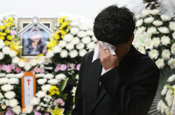 대전 서구 한 초등학교에서 40대 교사에게 살해된 김하늘양의 아버지가 12일 건양대병원 장례식장에 마련된 빈소에서 눈물을 닦고 있다. 대전=뉴스1