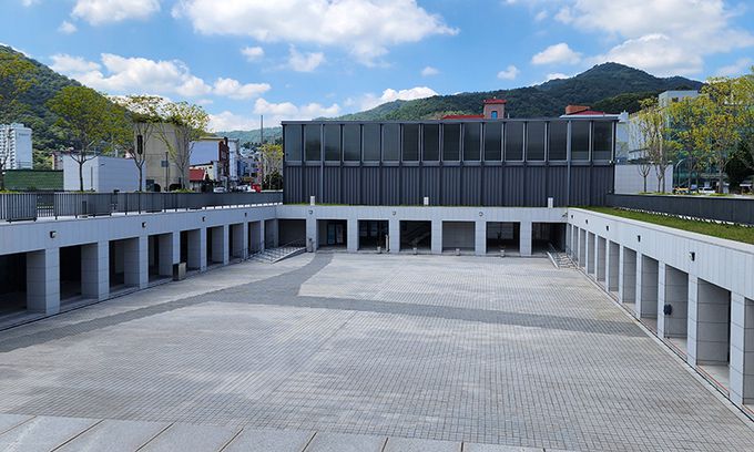 순천 도시재생의 거점시설이자 순천부읍성 관광자원으로 추진된 광장은 국제아이디어공모전에서 제안됐던 개념과 달리 박석이 깔린 바닥에 이팝나무가 심어진 45개 플랜터로 조성됐다. 광장이 그저 크고 빈 공간으로 남아 있지 않으려면 도시의 길이 광장으로 자연스럽게 흘러들어오고 나가는 세밀한 작업이 필요해 보인다.