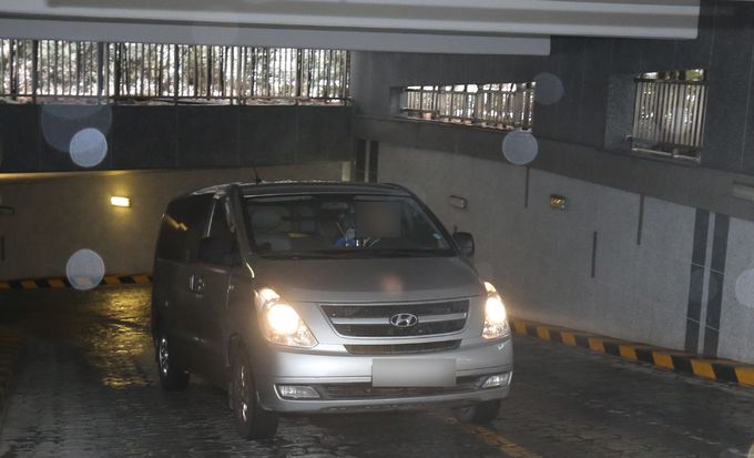 김하늘양을 흉기로 살해한 40대 여교사에 대한 경찰의 강제 수사가 시작된 가운데 12일 대전 유성구 여교사의 자택 압수수색을 마친 경찰 차량이 아파트를 나서고 있다. 대전=뉴스1