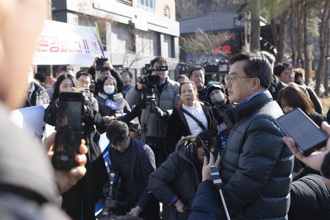 김동연 경기도지사가 13일 광주시 무등산 인근에서 지지자들에게 연설하고 있다. 경기도 제공