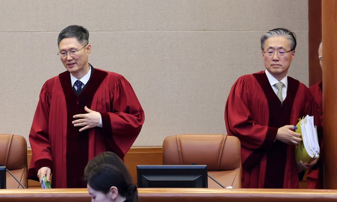 문형배(왼쪽) 헌법재판소장 권한대행이 지난 10일 서울 종로구 헌법재판소에서 열린 '마은혁 헌법재판관 후보자 미임명 권한쟁의심판 사건 2차 변론기일'에 참석하고 있다. 공동취재사진