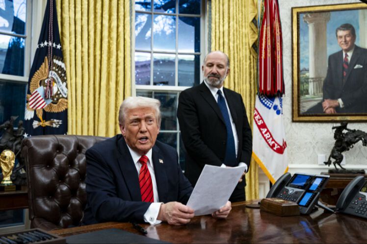 트럼프 대통령이 10일 미국 워싱턴 D.C. 백악관 집무실에서 행정명령에 서명하고 있다. UPI연합뉴스