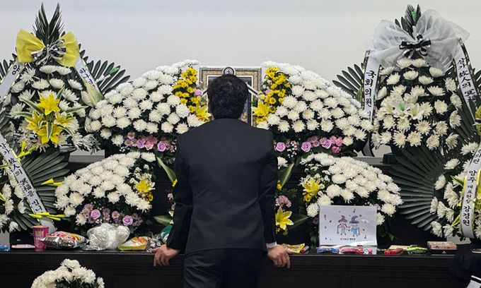 12일 대전 서구 한 초등학교에서 40대 교사에게 살해된 김하늘양의 아버지가 건양대병원 장례식장에 마련된 빈소에서 하늘양의 영정사진을 바라보고 있다. 뉴스1