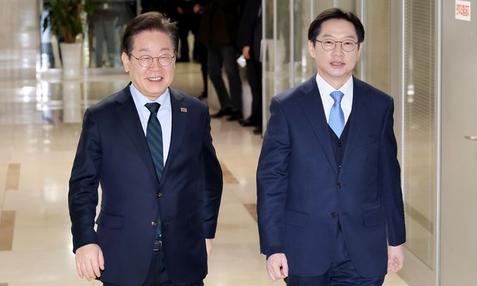 이재명 더불어민주당 대표가 13일 서울 여의도 국회에서 김경수 전 경남지사와 회동장소로 이동하고 있다. 공동취재사진